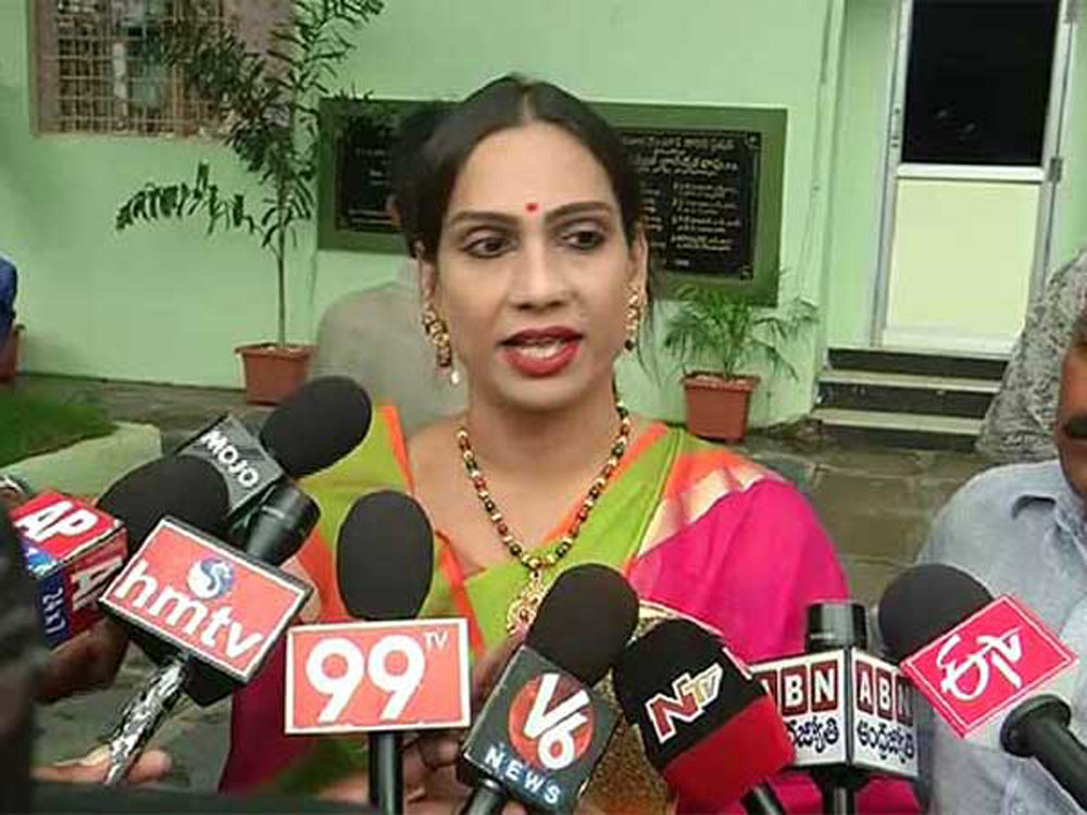 బిగ్బాస్ వెదవ అంటూ శ్రీరెడ బిగ్బాస్ వెదవ అంటూ శ్రీరెడ