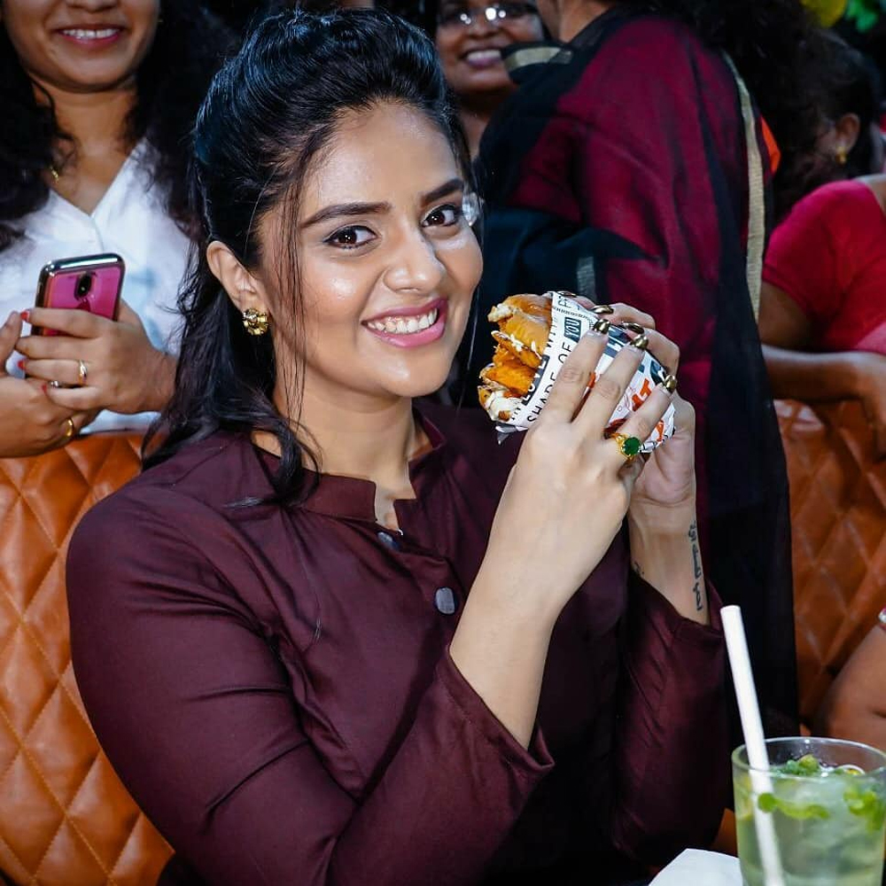పిక్టాక్ : శ్రీముఖి బ్రేక్ పిక్టాక్ : శ్రీముఖి బ్రేక్