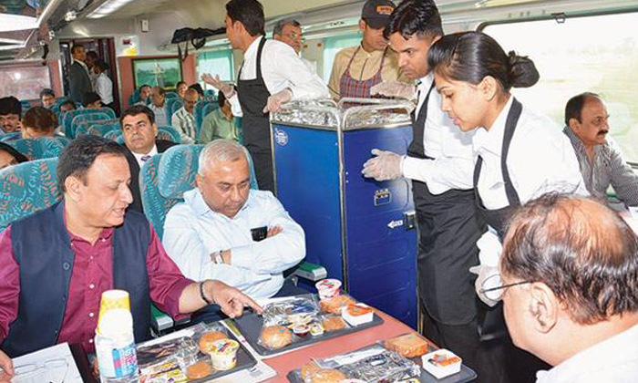  Air Hostess Services In Vande Bharat Express-TeluguStop.com