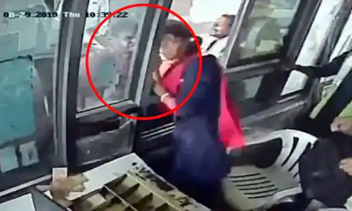  Gurgaon Man Slaps Woman Employee At Toll Booth-TeluguStop.com