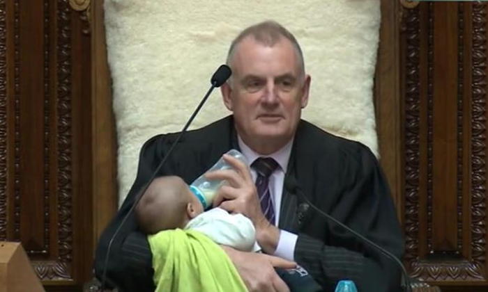  New Zealand Speaker Cradles And Feeds Mps Baby In Parliament-TeluguStop.com