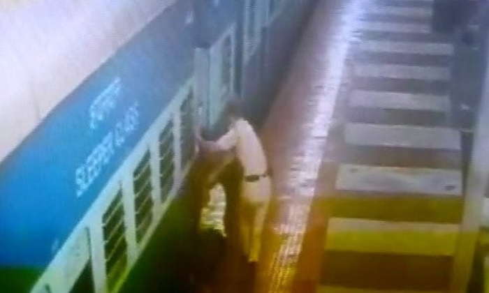  Railway Constable In Hyderabad Saves Man Who Slipped Between Train And Platform-TeluguStop.com