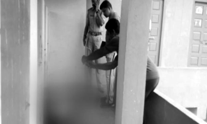 Student Body Found Misterious Way At Bc Hostel In Avanigadda Student Body Found Misterious Way At Bc Hostel In Avanigadda-TeluguStop.com