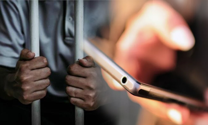  Tihar Prisoner Swallows Four Chaina Phones-TeluguStop.com