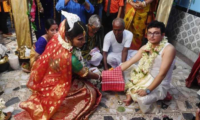  Transgender Couple Tie The Knot First Rainbow Wedding-TeluguStop.com