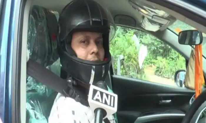  Aligarhmanissued Achallanfor Notwearing Helmet Insidethe Car-TeluguStop.com