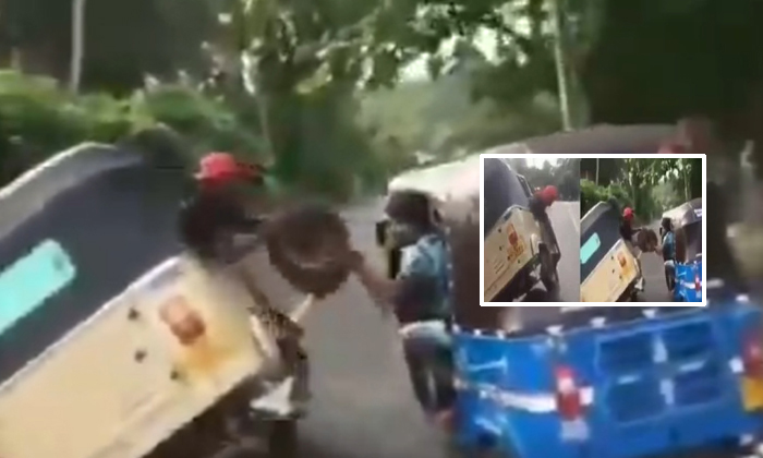  Auto Rickshaw Tyre Changing Video Goes Viral Amazing Stunt-TeluguStop.com