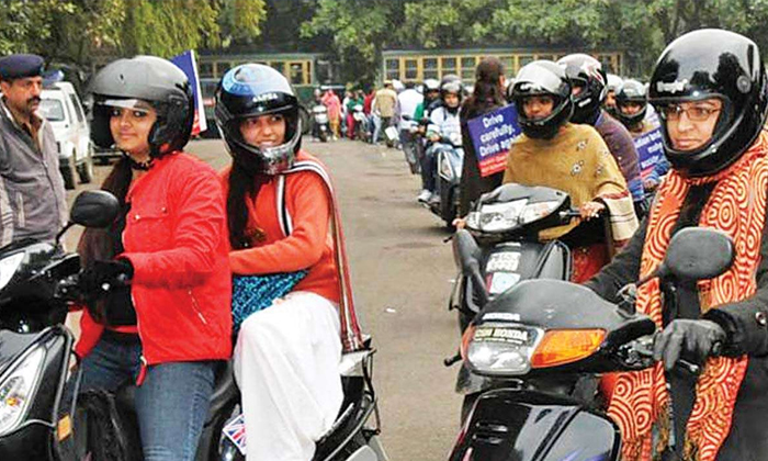  Bengaloore Trafic Police Produce The New Rule Of No Wear The Half Helmets Ts Ne-TeluguStop.com