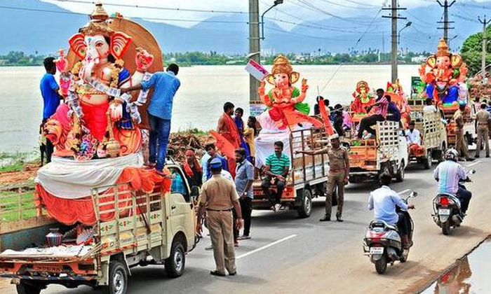 Hyderabadh Police Give The Instructer To Ganesh Immersion Hyd Hyderabadh Police Give The Instructer To Ganesh Immersion Hyd-TeluguStop.com