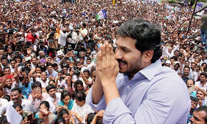  Jagan Mohan Reddy Givethe Hand To Ycp Party Leaders And Workers-TeluguStop.com