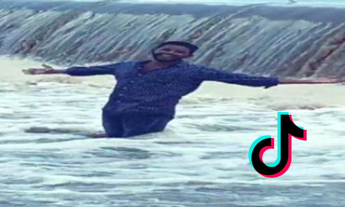 Nizamabad Man Drowns In Lake While Recording Tik Tok Video-TeluguStop.com