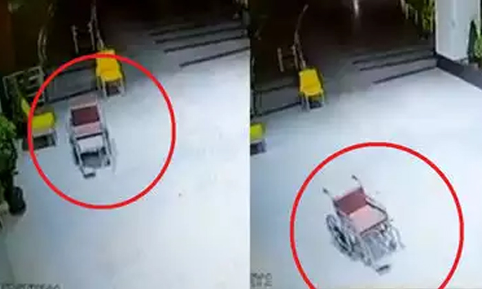  Wheelchair Moves Individually In Chandighrh Hospital Security Guard-TeluguStop.com