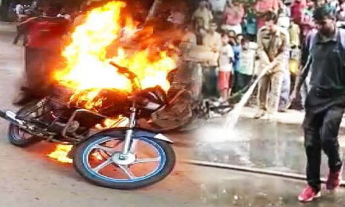  Man Setsmotorcycle Onfireafter He Wasissuedchallan Sarayi-TeluguStop.com