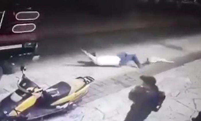  Mayor Of Mexico Dragged Through Streets By People Because He Dont Stand For Hos-TeluguStop.com