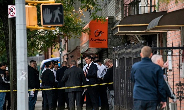  New York Brooklyn Shooting Four Dead-TeluguStop.com