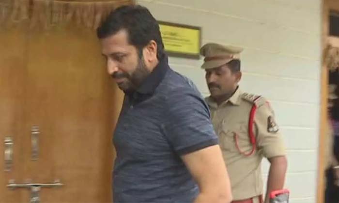  Telangana Polices Arrested In Tv9 Ravi Prakash-TeluguStop.com