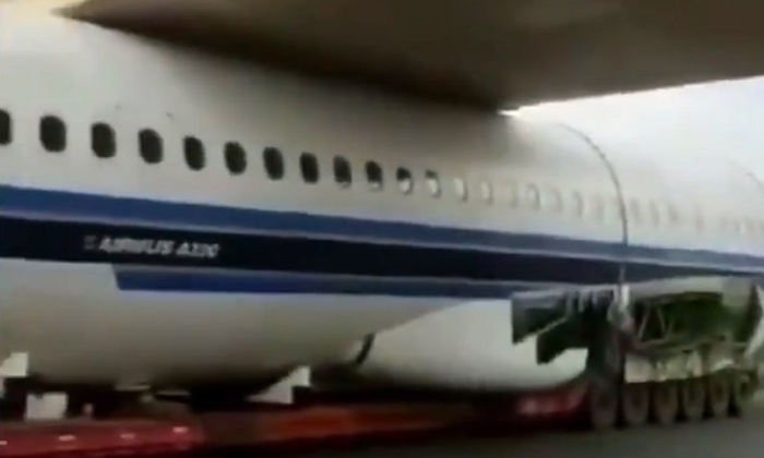  In China Airplane Stuck Under Bridge-TeluguStop.com