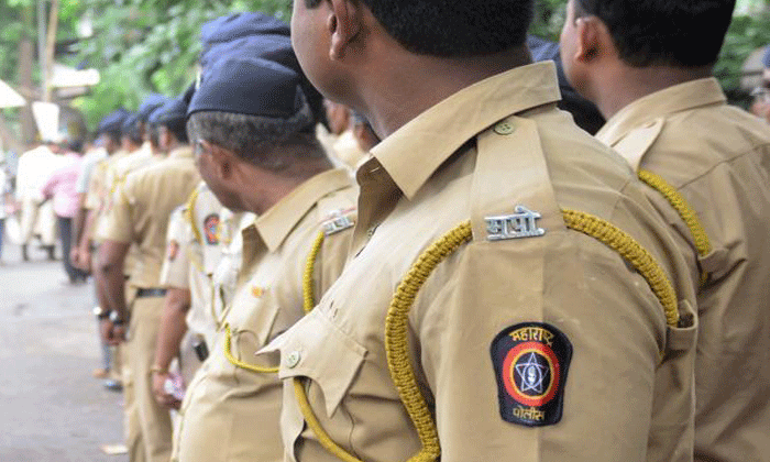 Mumbai Police Cops Beating Hurling Shoes-TeluguStop.com