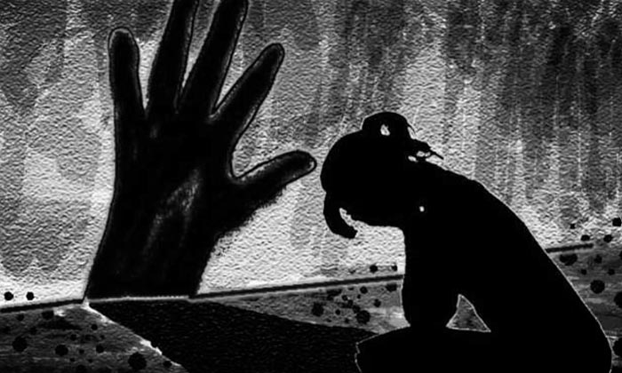  Minor Girl Attacked By Unknown Men In Night Time-TeluguStop.com