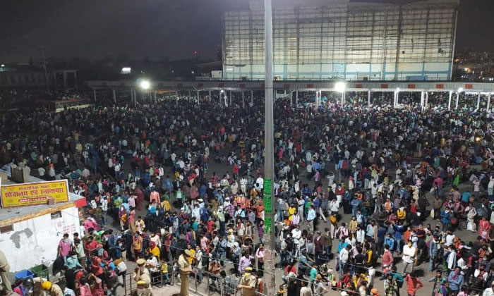  Arvind Kejriwal Urges Migrant Workers Leaving Delhi To Stay Back, Corona Effect,-TeluguStop.com