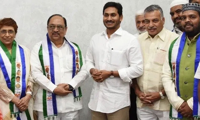  Ex Tdp Janasena Leaders Joins Ycp-TeluguStop.com