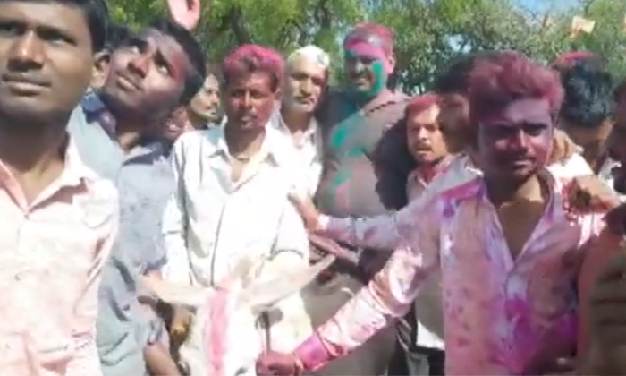  Holi Tradition Of Donkey Ride For Newly Married Son In Law In Maharashtra Villa-TeluguStop.com