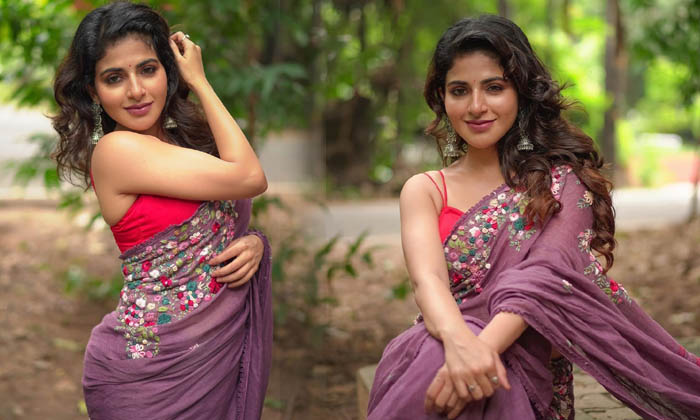 Iswarya Menon Beautiful Saree Images-telugu Actress Photos Iswarya Menon Beautiful Saree Images - Iswaryamenon High Resolution Photo