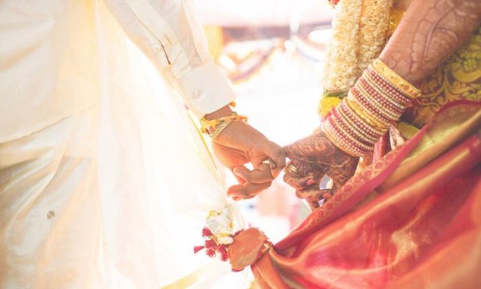  Kerala Girl Married Physical Handcaped Person In Temple-TeluguStop.com