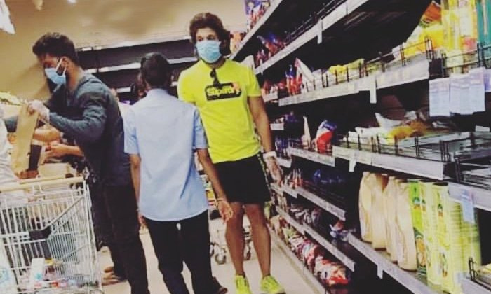  Allu Arjun Went For Groceries Shopping-TeluguStop.com