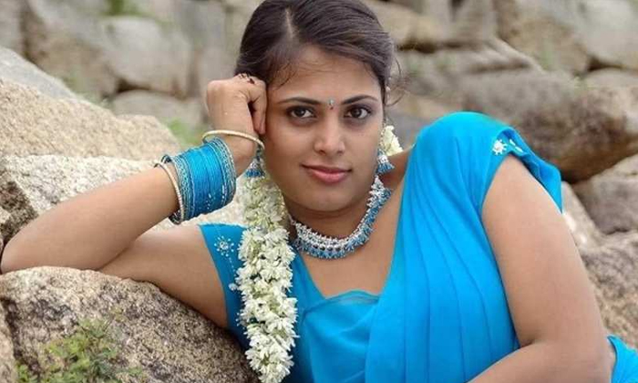  Latest News About Sindhu Menon-TeluguStop.com