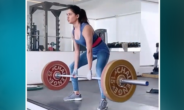  Samantha Lifts 100 Kg Weight-TeluguStop.com