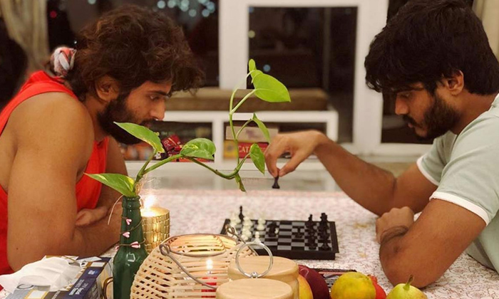  Vijay Devarakonda Playing Chess With Anand Devarakonda-TeluguStop.com