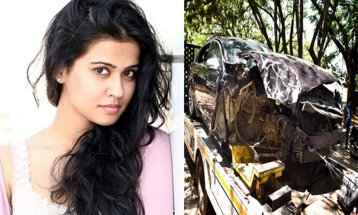  Allari Naresh Heroine Road Accident In Bangalore, Lock Down, Bangalore, South He-TeluguStop.com