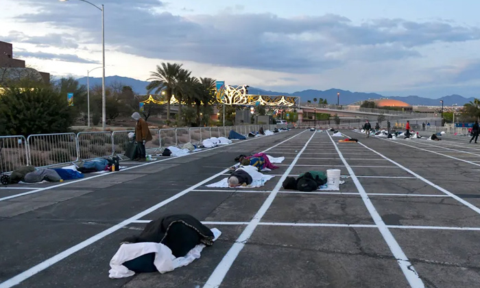  Coronavirus,homeless People,  Sleeping,parking, Las Vegas-TeluguStop.com