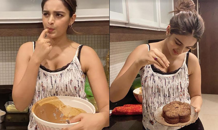  Pic Talk: Nidhhi Bakes Her Own Cake-TeluguStop.com