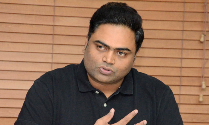  Vamsi Paidipally Worried About Rrr Delay  Vamsi Paidipally, Rrr, Ram Charan, Ntr-TeluguStop.com