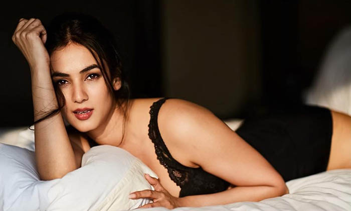 Mind Blowing Pictures Of Sonal Chauhan -  Mind Blowing Pictures Of Sonal Chauhan-telugu Actress Photos Mind Blowing Pict High Resolution Photo
