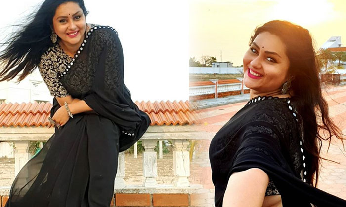 Actress Namitha Stunning Saree Images -  Actress Namitha Stunning Saree Images-telugu Actress Photos Actress Namitha Stu High Resolution Photo