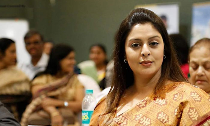  Netizens Serious On Congress Women Leader Nagma, Tollywood, Indian Politics, Con-TeluguStop.com