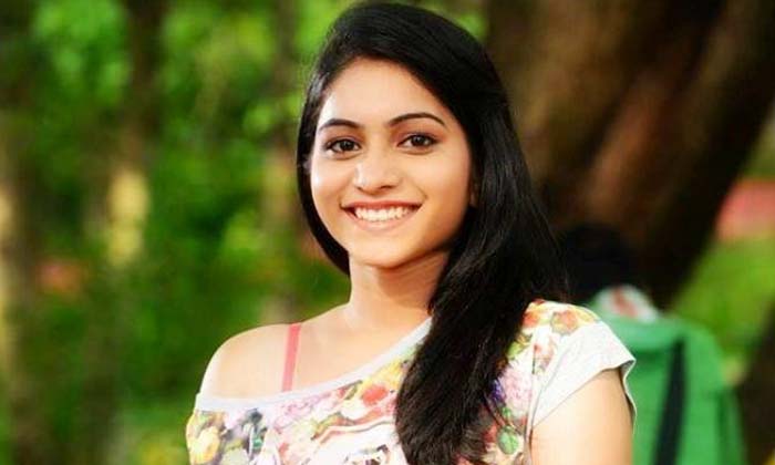  Punarnavi Bhupalam, Tollywood Actress, Tollywood, Delhi Students Issue, Instag-TeluguStop.com