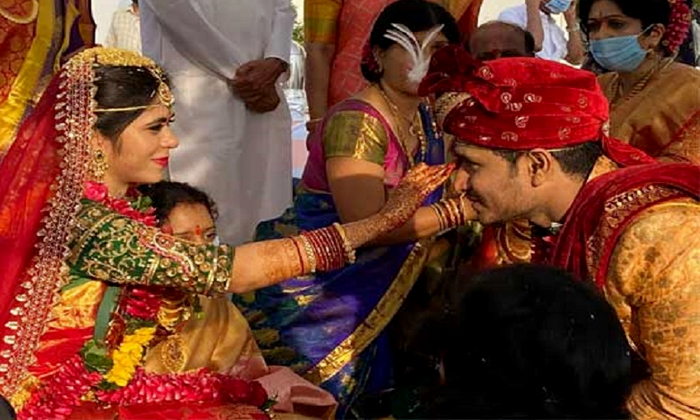  Nikhil Weds Pallavi In Simple Way, Nikhil Siddharth, Dr Pallavi, Nikhil Marriage-TeluguStop.com