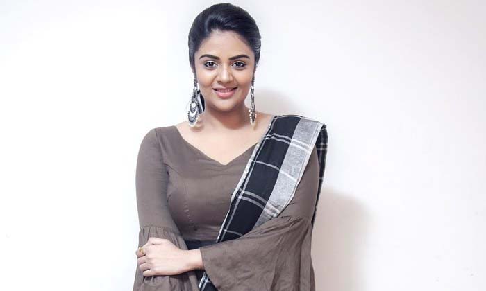 Sreemukhi, Tollywood Actress, Fir Filed Issue, Bramhins Issue, Tollywood-TeluguStop.com