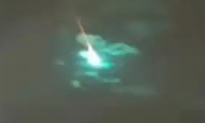  A Green Fireball That Slid From The Sky, A Green Fireball,slid From The Sky, Aus-TeluguStop.com