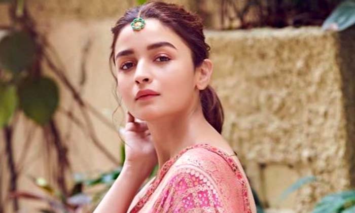  Alia Bhatt Trolled By Netizens, Alia Bhatt, Sushanth Singh Rajput, Suicide, Neti-TeluguStop.com