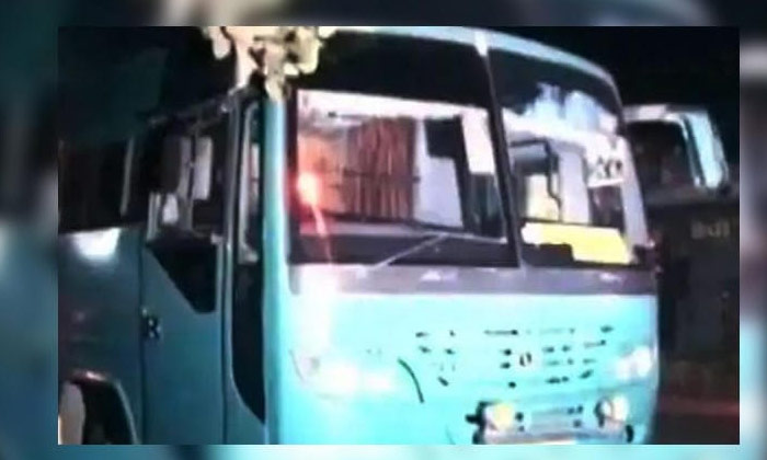  Uttar Pradesh, Woman Gang Rape, Moving Bus,woman Raped In Moving Bus In Up-TeluguStop.com