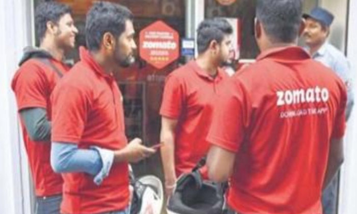  We Do Not Work In A Zomato Company..delivery Boys Protest, Zomato Delivery Boys,-TeluguStop.com