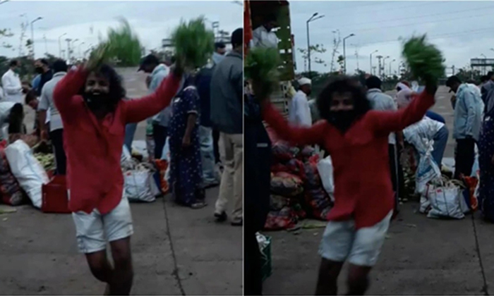  Man Selling Coriander Leaves Like Cheerleader In Mumbai,coriander Leaves,man,mum-TeluguStop.com