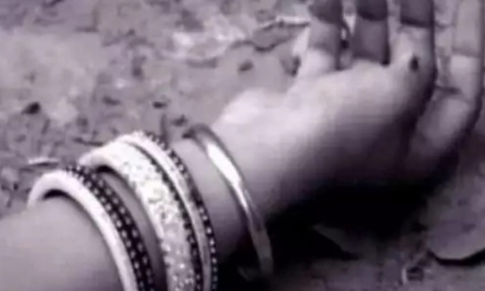  Short Wife, Husband Killed Wife Short, Illegal Affair, Marriage-TeluguStop.com