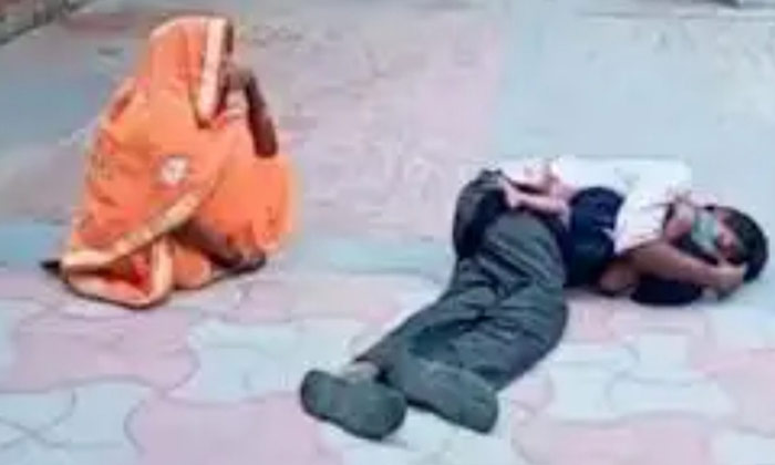 Uttar Pradesh, Government Doctor, Child Died, Poverty,fever-TeluguStop.com