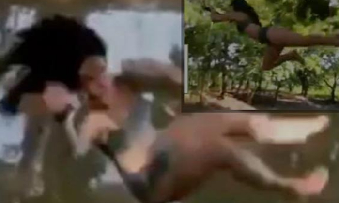  Women Floats In Air Video Goes Viral In Internet, Women Floats, Women Floats In-TeluguStop.com